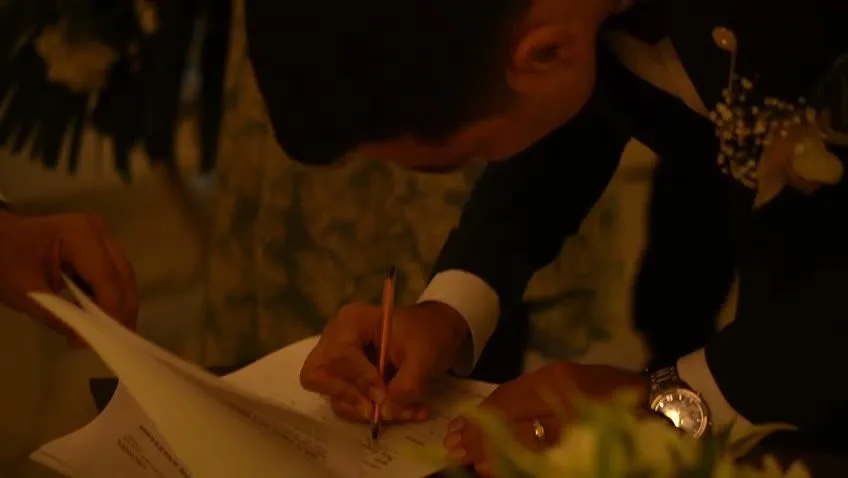 Detalle audiovisual de la firma durante una boda