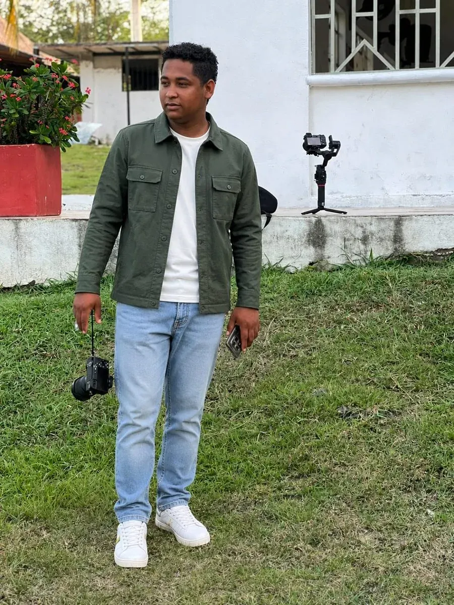 Productor audiovisual con cámara y estabilizador durante una grabación